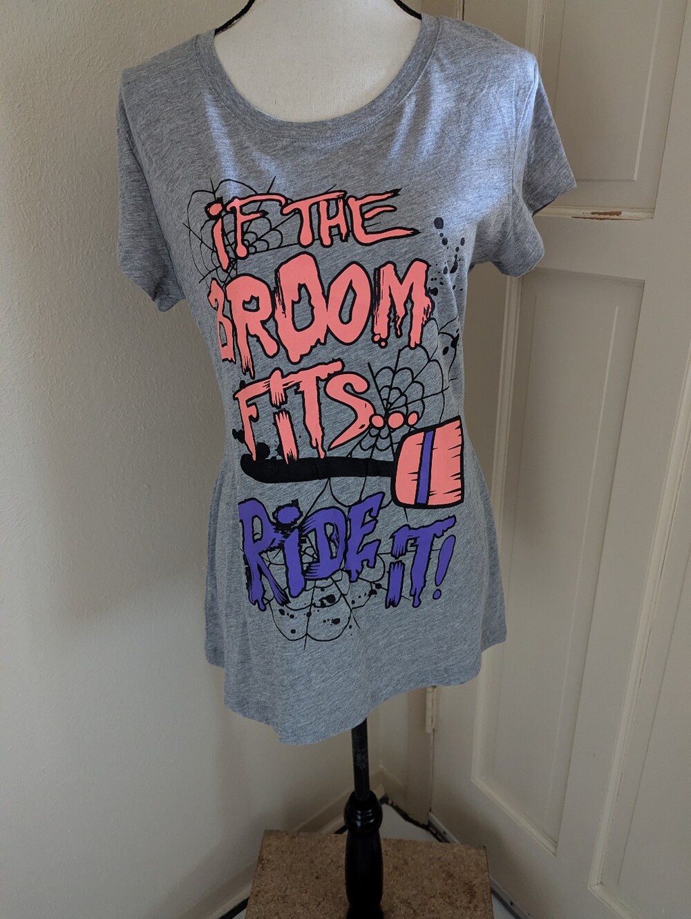 Wound Up brand Gray Graphic Tee with Pink and Purple Print - Jr Size Tee.